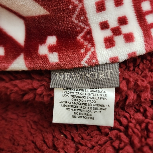 Snowflakes Red Maroon White Sherpa Throw Soft Blanket - Picture 2 of 3